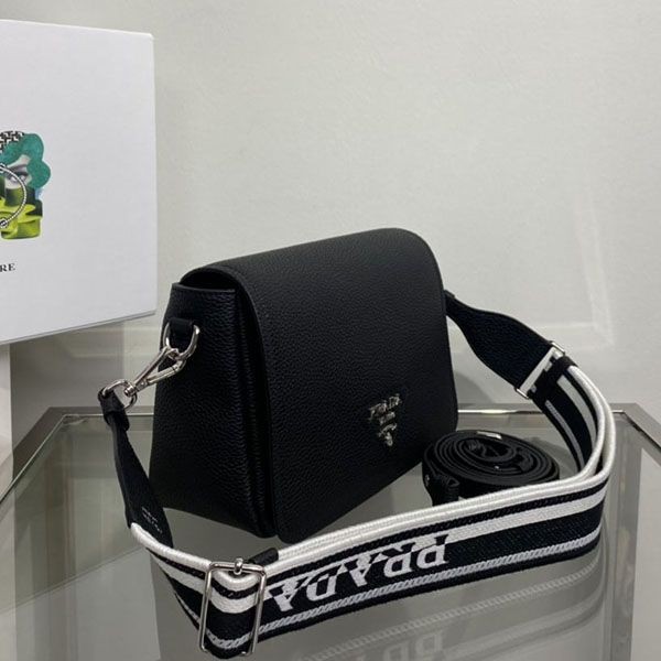 送料込 プラダ レタリングロゴ レザー ショルダーバッグ 偽物 puv15804激安送料無料