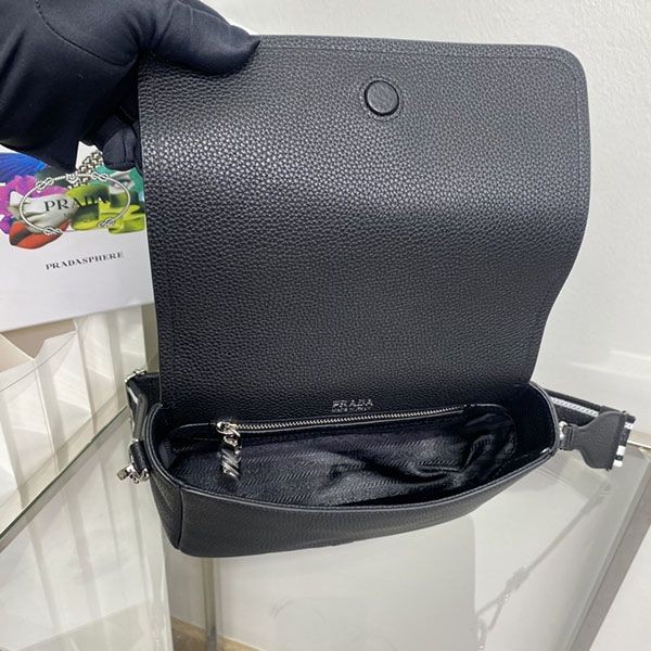 送料込 プラダ レタリングロゴ レザー ショルダーバッグ 偽物 puv15804代引きを販売