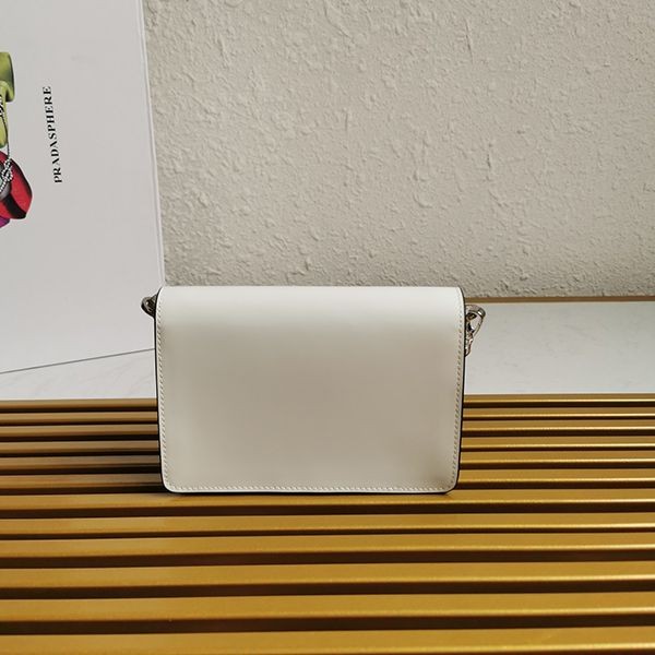 入手困難 プラダ ブラッシュドレザーショルダーバッグ 偽物 ビッグロゴ チェーン puv70326高い品質