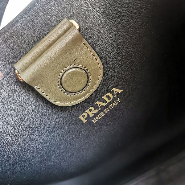 プラダトライアングルロゴ レザー ショルダーバッグ コピー puz84545代引きを販売