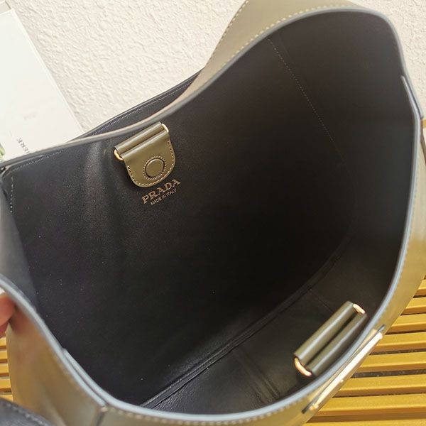 プラダトライアングルロゴ レザー ショルダーバッグ コピー puz84545品質保証