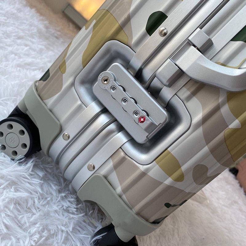 最安値挑戦リモワ 偽物 キャビン55cmカモフラージュプリントアルミスーツケース rio34678高い品質