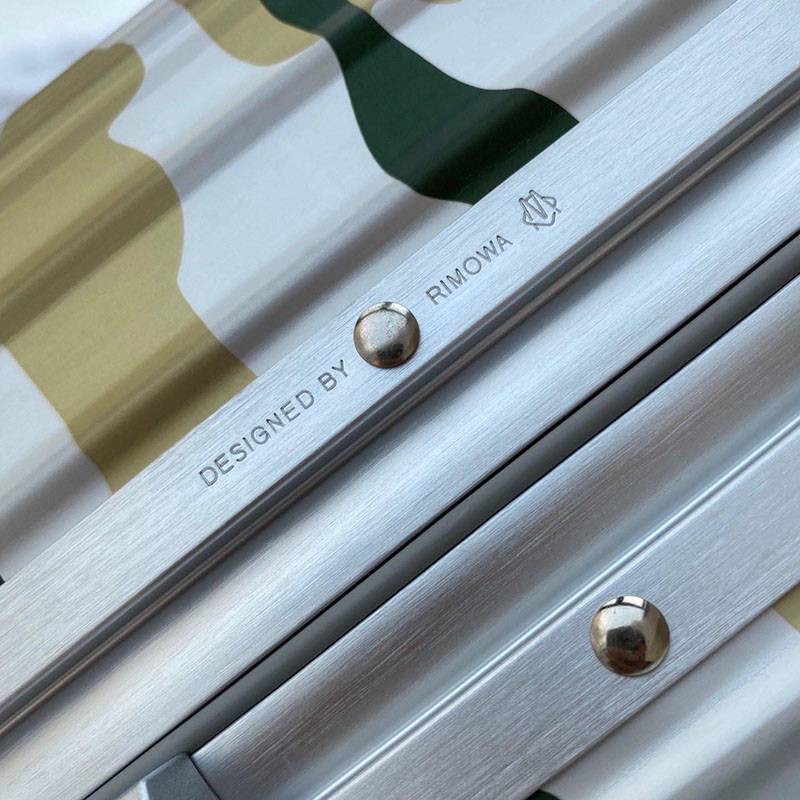 最安値挑戦リモワ 偽物 キャビン55cmカモフラージュプリントアルミスーツケース rio34678最高級