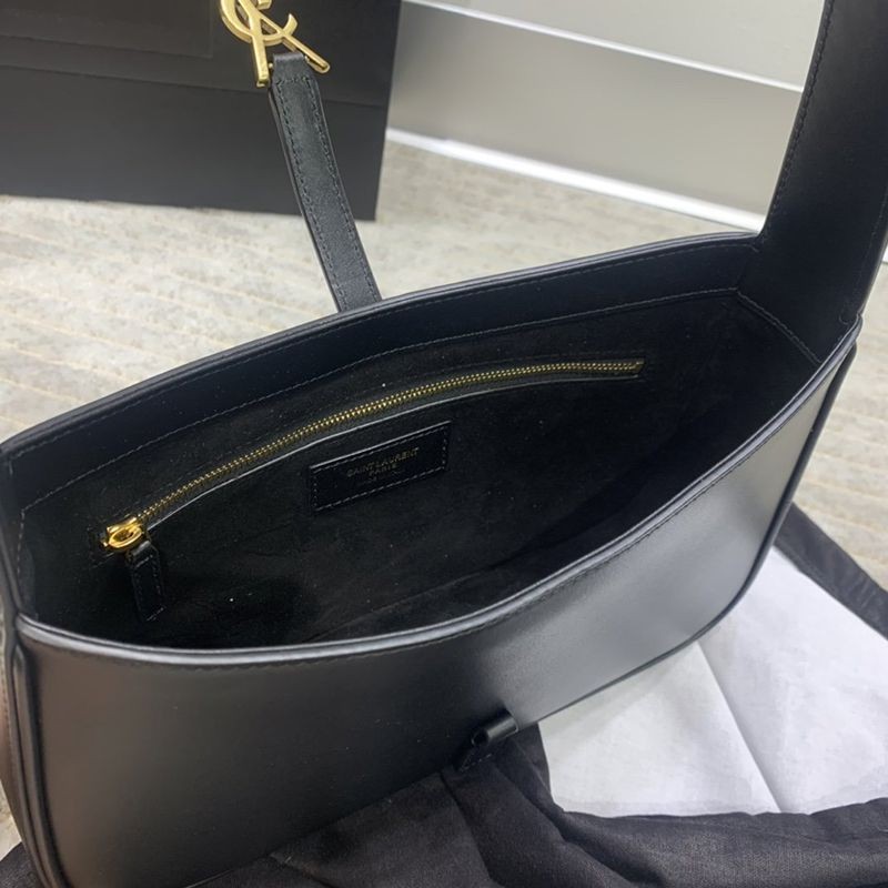 セール新作サンローラン Le5a7 コピー パテントレザーショルダーバッグ 6572282R20W1000人気