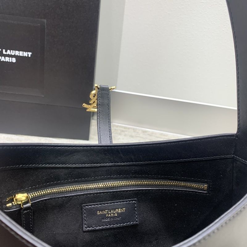 セール新作サンローラン Le5a7 コピー パテントレザーショルダーバッグ 6572282R20W1000最高級