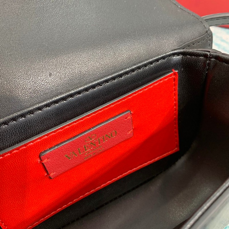送料込ヴァレンティノ ショルダーバッグ コピー Vロゴ SUPERVEE レザー クロスボディバッグ Vuh72748代引きを販売
