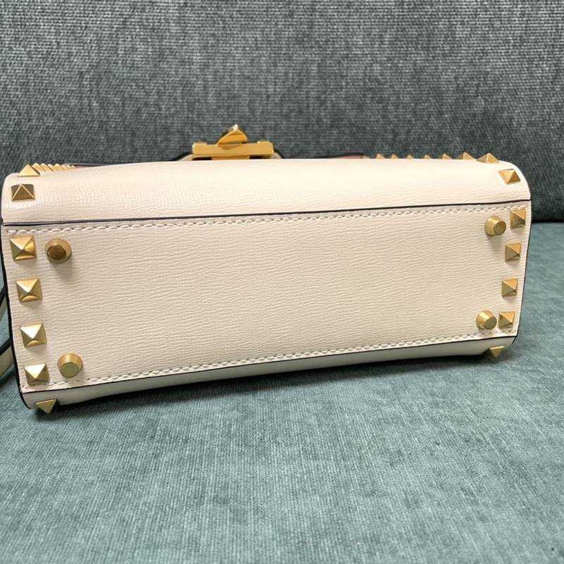 大人気！新色☆希少 ヴァレンティノ  カーフレザー スタッズ バッグ 偽物 Vuk71687N級品