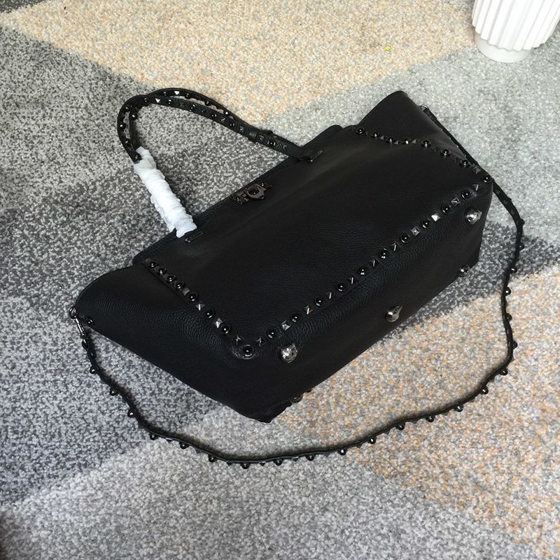 入手困難★ヴァレンティノ トートバッグ 偽物★ カーフスキン ミディアム ロックスタッドバッグ Vun89155最高級