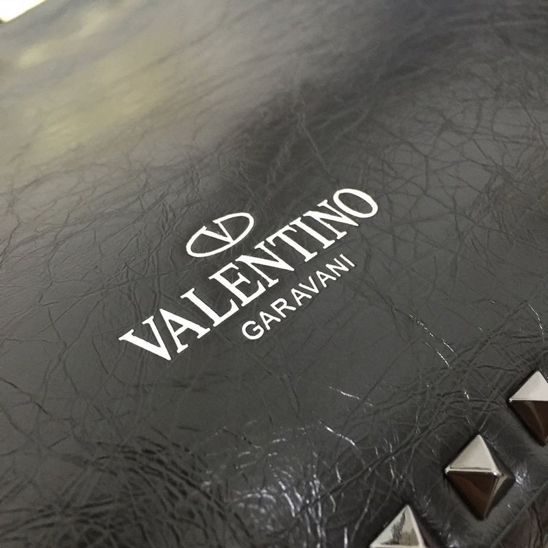 日本未入荷★ヴァレンティノ トートバッグ コピー★ カーフスキン ミディアム ロックスタッドバッグ Vup50998人気
