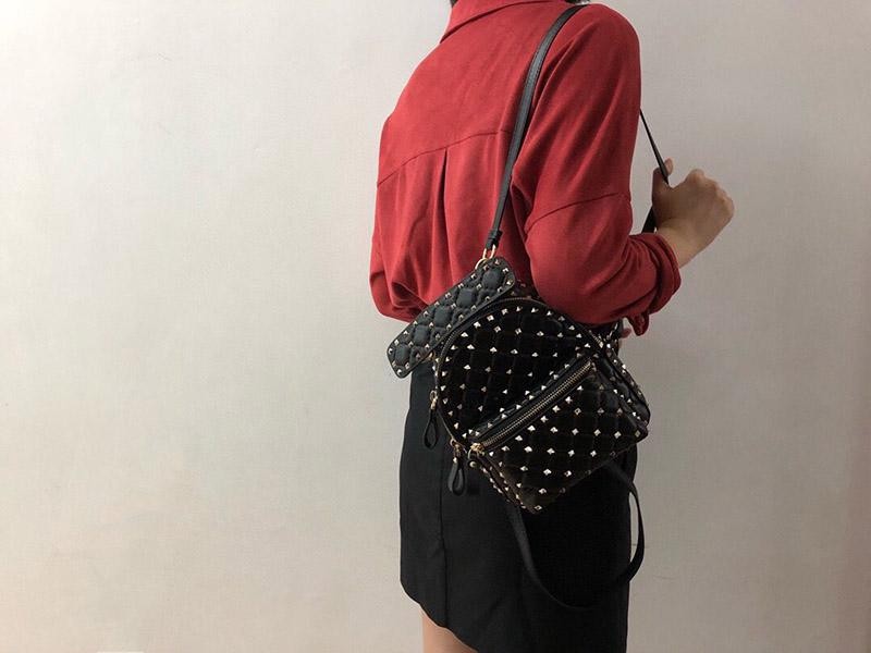 大人気ヴァレンティノ スーパーコピーロックスタッズバックパックミニ Vur58503通販
