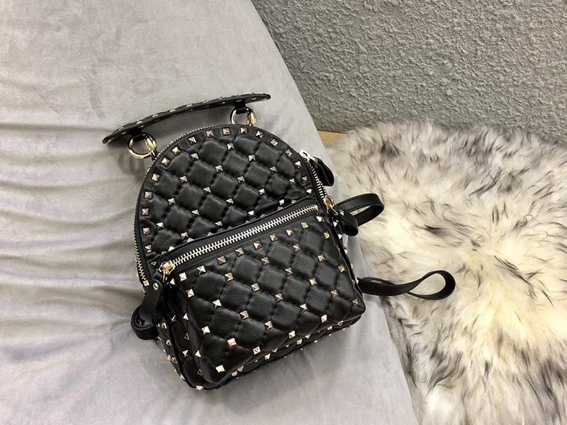 大人気ヴァレンティノ スーパーコピーロックスタッズバックパックミニ Vur58503高い品質