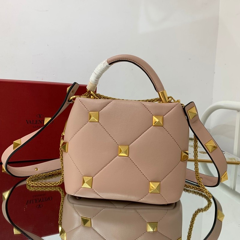＊関税込み ヴァレンティノ ハンドバッグ 偽物 ROMAN STUD QUILTED Vuy42021通販