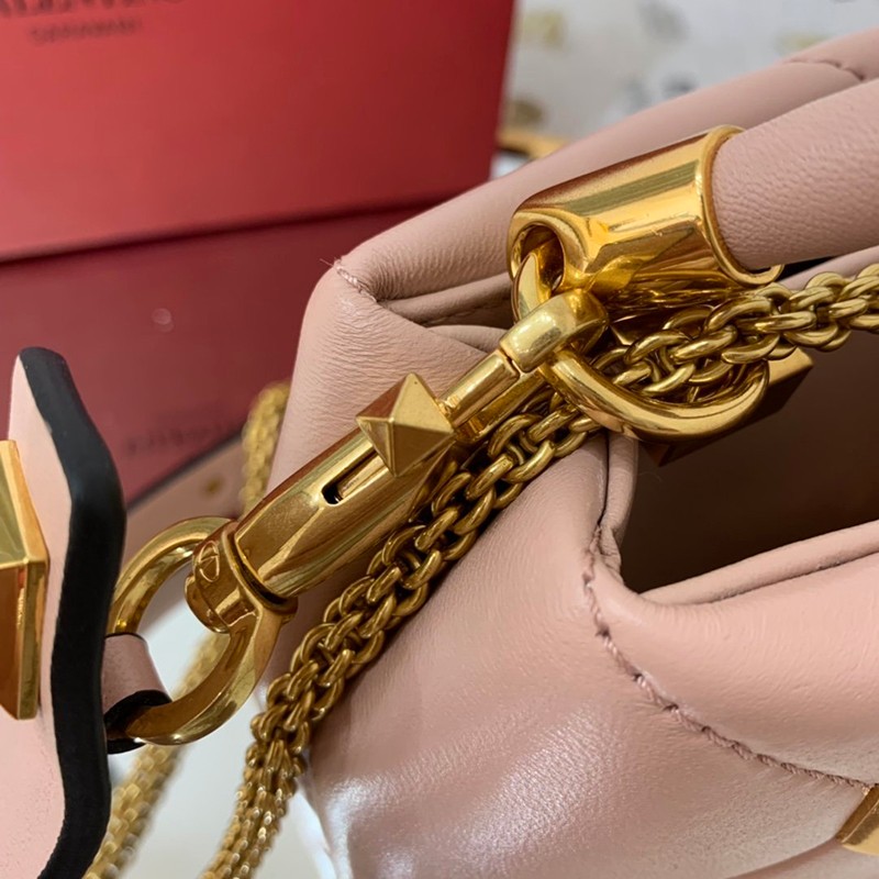＊関税込み ヴァレンティノ ハンドバッグ 偽物 ROMAN STUD QUILTED Vuy42021最高級