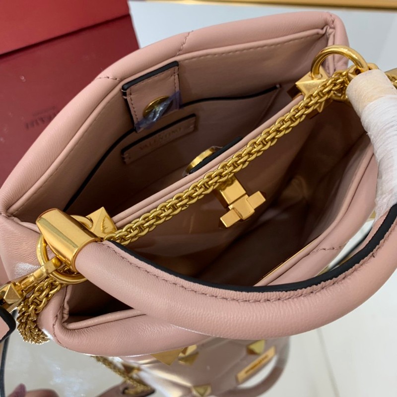 ＊関税込み ヴァレンティノ ハンドバッグ 偽物 ROMAN STUD QUILTED Vuy42021N級品