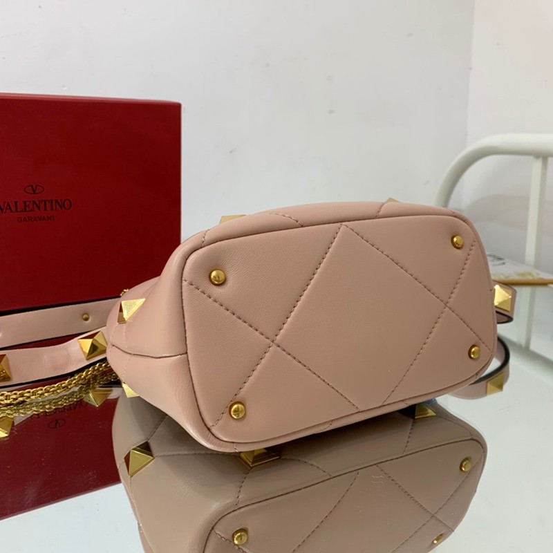 ＊関税込み ヴァレンティノ ハンドバッグ 偽物 ROMAN STUD QUILTED Vuy42021品質保証