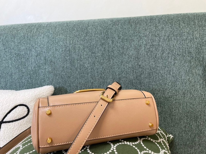 ★日本!!人気！【ヴァレンティノ ハンドバッグ 偽物】ROCKSTUD ALCOVE Vuy82117代引きを販売