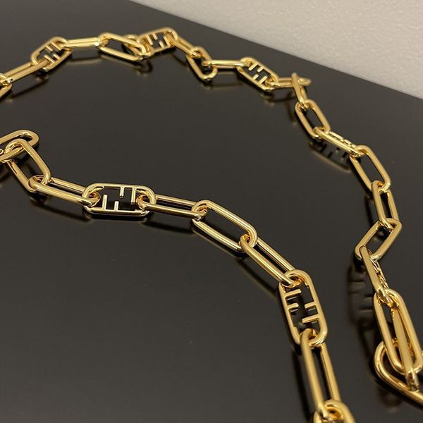 フェンディ ゴールドメタル コピー ショルダーストラップユー fej96895通販