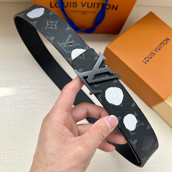 23新作 ルイヴィトン 偽物 LV イニシャル 40MM リバーシブル 草間彌生コラボ M0654U高い品質
