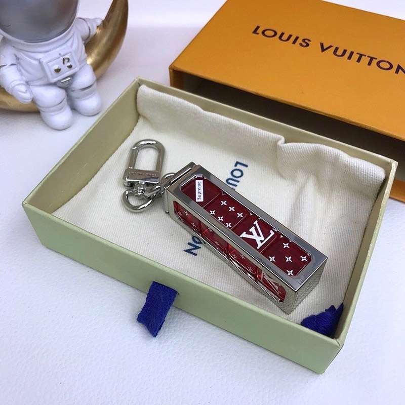 人気 新作 ルイヴィトン シュプリーム サイコロ キーホルダー 偽物 赤 vuj82517高い品質