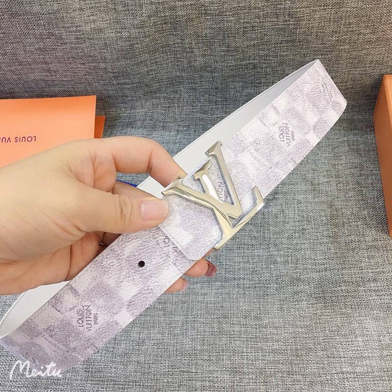 送料込ルイヴィトン 偽物 サンチュール・LVイニシャル 40MM リバーシブルベルト vur11055代引きを販売