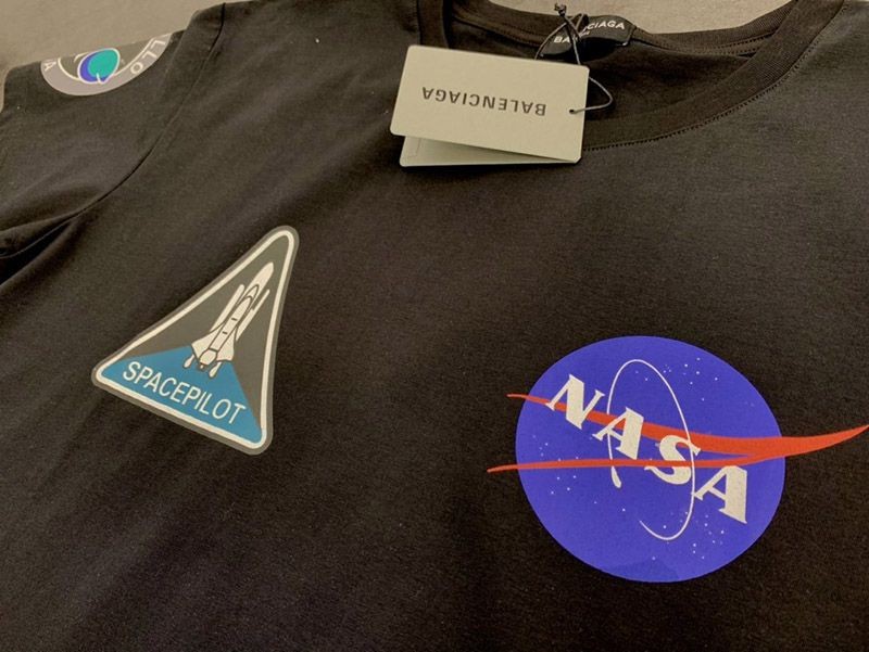 大人気!!新色バレンシアガ  × NASA 偽物 スペース ロゴ Tシャツ ブラック bad10260通販