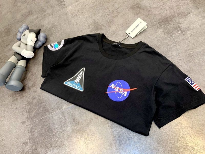大人気!!新色バレンシアガ  × NASA 偽物 スペース ロゴ Tシャツ ブラック bad10260品質保証
