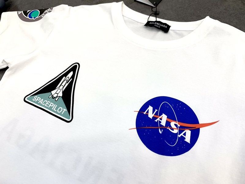 送料込バレンシアガ  × NASA コピー スペース ロゴ Tシャツ ホワイト bah41099通販