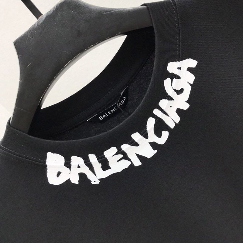 送料込バレンシアガ 偽物 ネックラインにプリントロゴ Tシャツ bah41762最高級