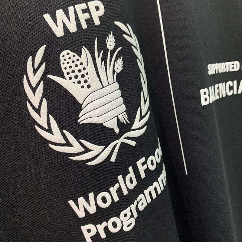 送料込バレンシアガ 偽物 WFP ミディアム Tシャツ ブラック bai24340代引きを販売
