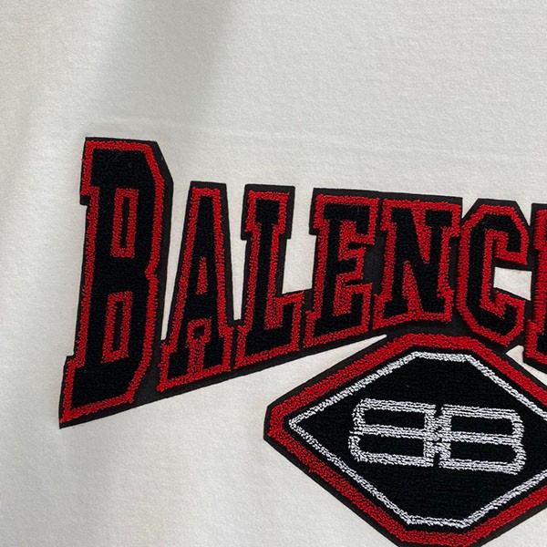 バレンシアガ 偽物 オーバーサイズ ロゴ Tシャツ bap37747人気