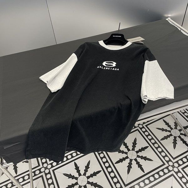 超希少！【バレンシアガ】ユニセックス 半袖 ロゴ Tシャツ コピー bau57176高い品質