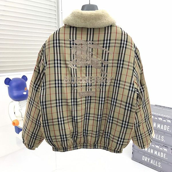 目を惹くカラー バーバリー リサイクルポリエステル パファージャケット Ban92718通販