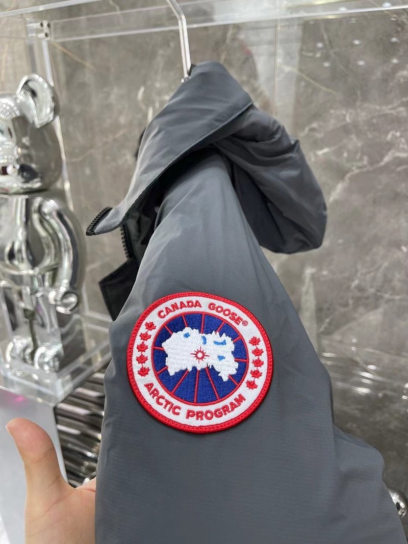 完売必至 カナダグース × オクトーバーズベリーオウン偽物コラボダウンジャケットが Cae74626高い品質