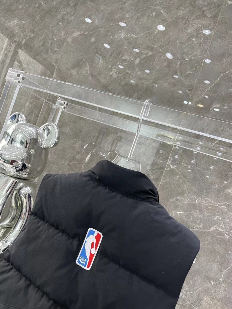 送料込 カナダグース x NBA 偽物 フリースタイルベスト Cak45069品質保証