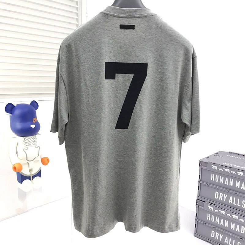 超希少！Fear of God コピー エッセンシャルズ キッズ半袖ロゴ入りＴシャツ fes13483通販