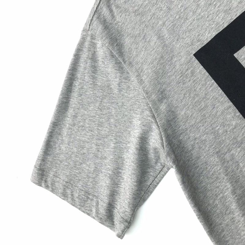 超希少！Fear of God コピー エッセンシャルズ キッズ半袖ロゴ入りＴシャツ fes13483高い品質