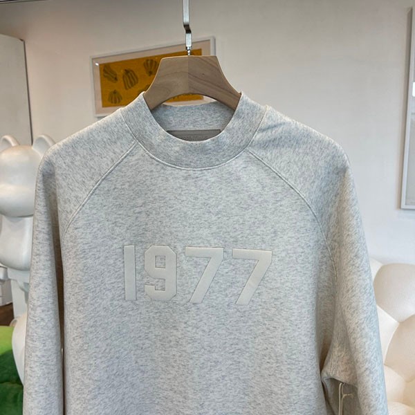 ★入手困難レア!フィアオブゴッド ESSENTIALS 1977 ロゴ 長袖 Tシャツ 偽物 fim00390高い品質
