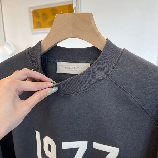 大人気！フィアオブゴッド ESSENTIALS 1977 ロゴ 長袖 Tシャツ コピー fiw95940人気