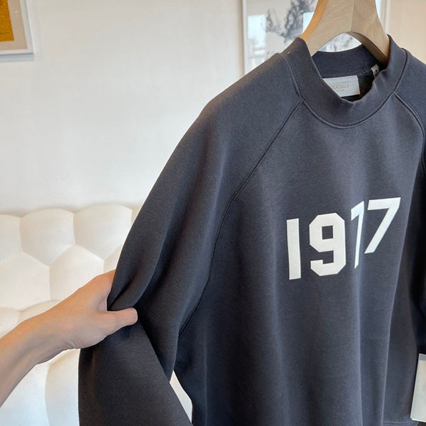 大人気！フィアオブゴッド ESSENTIALS 1977 ロゴ 長袖 Tシャツ コピー fiw95940最高級