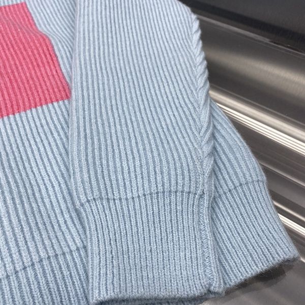目を惹くカラーフェンディ コピー フェンダーチェ カットアウト付きセーター 1A03302AB3441V590高い品質