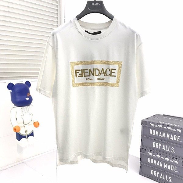 【フェンディ×ヴェルサーチ コピー】☆新作大人気コラボ☆ロゴTシャツ 白 半袖 FS7900AJKLF0ZNM通販