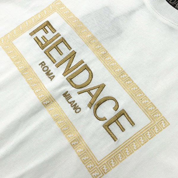 【フェンディ×ヴェルサーチ コピー】☆新作大人気コラボ☆ロゴTシャツ 白 半袖 FS7900AJKLF0ZNM高い品質
