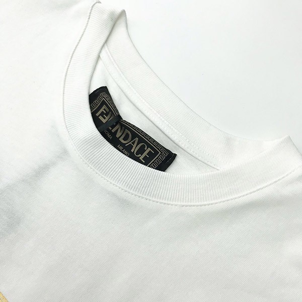 【フェンディ×ヴェルサーチ コピー】☆新作大人気コラボ☆ロゴTシャツ 白 半袖 FS7900AJKLF0ZNMN級品