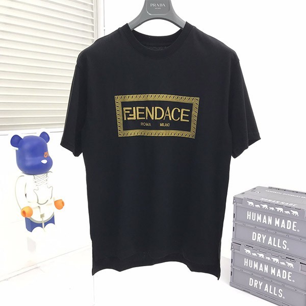 【フェンディ×ヴェルサーチ 偽物】☆新作大人気コラボ☆ロゴTシャツ 黑 半袖 fee52485通販