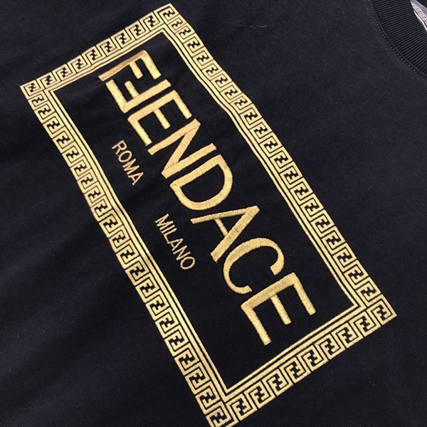 【フェンディ×ヴェルサーチ 偽物】☆新作大人気コラボ☆ロゴTシャツ 黑 半袖 fee52485高い品質