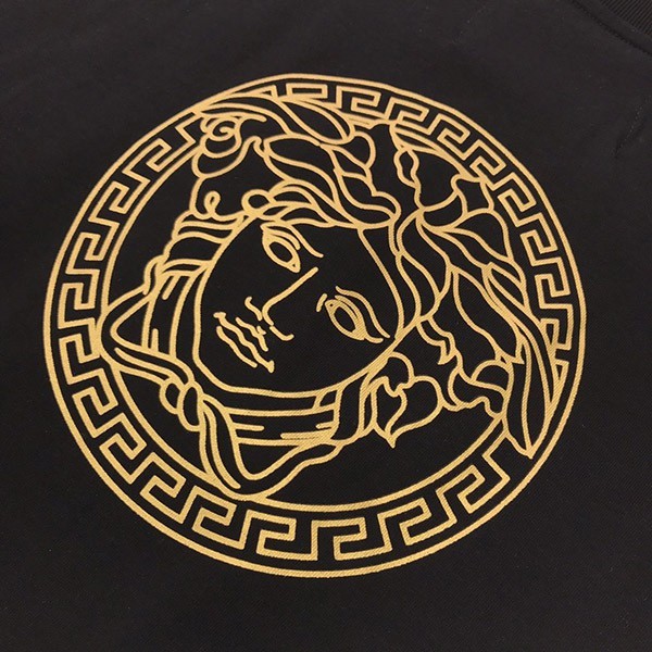 【フェンディ×ヴェルサーチ 偽物】☆新作大人気コラボ☆ロゴTシャツ 黑 半袖 fee52485人気