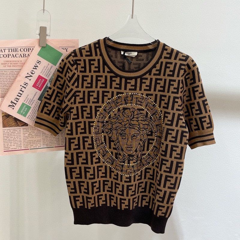 入手困難フェンディ×ヴェルサーチェ フェンダーチェ コピー FFロゴ プリント Tシャツ feg02527通販