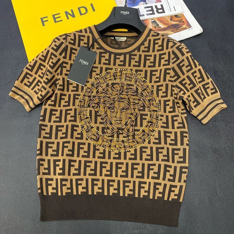 入手困難フェンディ×ヴェルサーチェ フェンダーチェ コピー FFロゴ プリント Tシャツ feg02527激安送料無料