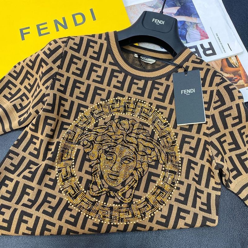 入手困難フェンディ×ヴェルサーチェ フェンダーチェ コピー FFロゴ プリント Tシャツ feg02527人気