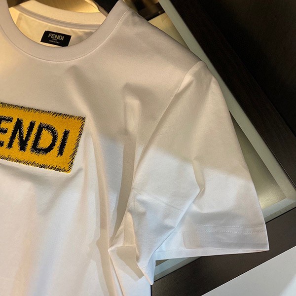 フェンディ スクエア ロゴ ホワイト Tシャツ 偽物 fev97580通販